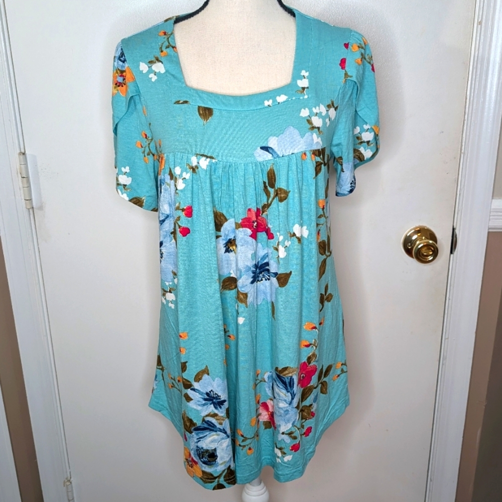 NWT. Floral Print Women's Top - Teal Blue By Findsweet. Size Medium.